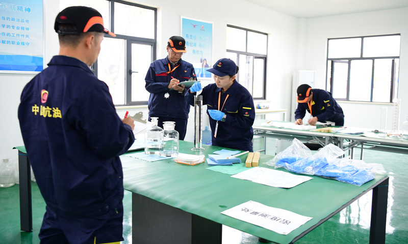 本次大賽實操考試分為計量器具選擇、罐內油品計量、數據處理、案例分析四個模塊。圖為中國民航航空油料計量統計員職業技能大賽油品密度測量考試現場。 