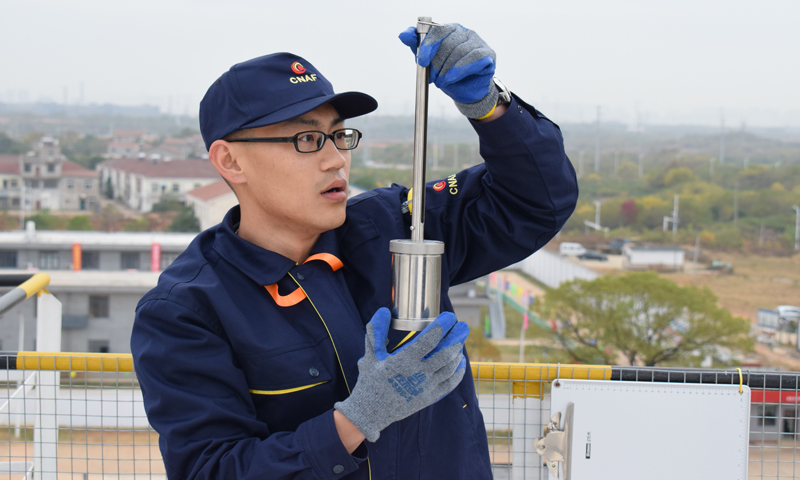 本次大賽對個人綜合成績前3名授予“全國民航技術能手”榮譽稱號，前5名授予“全國民航金牌員工”榮譽稱號，第2-5名且年齡在35歲以下的選手授予“全國民航青年崗位能手”榮譽稱號。圖為中國民航航空油料計量統計員職業技能大賽罐內油品計量考試現場。 