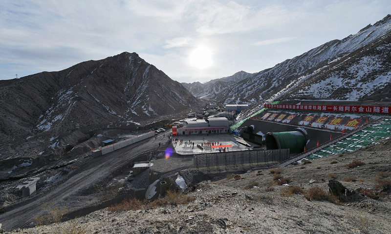 11月19日11時30分，隨著一聲爆破，格庫鐵路（青海格爾木—新疆庫爾勒）控制性工程、歷時約3年半建造的阿爾金山特長隧道正式貫通。圖為阿爾金山隧道出口處拍攝的隧道貫通儀式現場。（新華社記者 宋彥樺 攝）