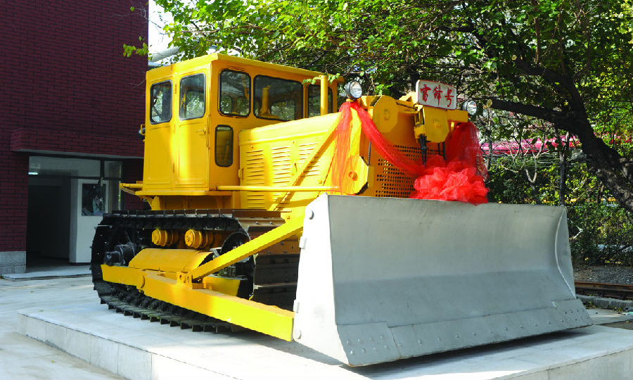 此次改擴建后的鞍鋼雷鋒紀念館占地約1600平方米，分為廣場區、展覽區和影視區三個展區，圖為廣場區擺放的雷鋒曾經駕駛過的斯大林80號推土機。