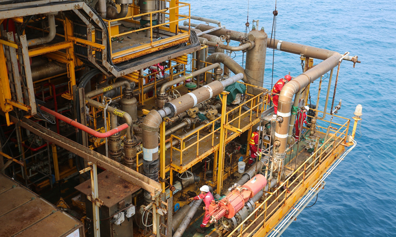 近日，中國海油崖城13-1氣田海上平臺正在為即將開展的設備利舊工作做準備。圖為11月7日，該平臺組織作業人員對現場拆解的崖城13-4氣田水下井口地面連接設備進行全面檢查和分類包裝保護。