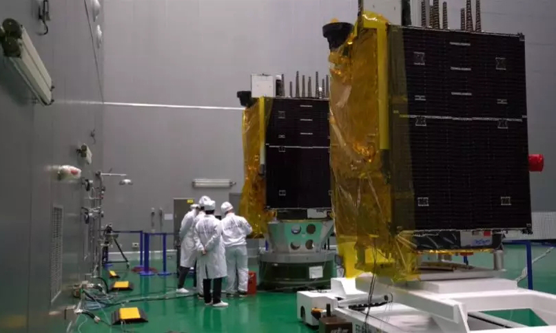 隨著北斗三號IGSO軌道衛星的完美收官，北斗系統的全球組網也正式進入沖刺階段。據了解，在今年年底前，還將進行兩次發射。屆時北斗三號另外一個重要軌道——MEO中圓軌道也將完成建設。圖為航天科技工作人員進行發射前的準備工作。