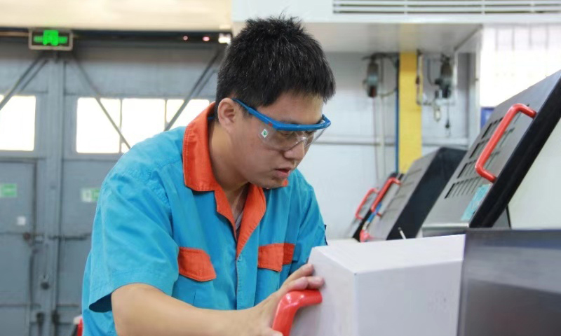 這場決賽于10月24日正式打響，10月27日圓滿落下帷幕，一大批航天技能人才在這里展示了他們的高超技藝。最終，一院519廠楊振華、常少輝及五院529廠寧雅萍等18名選手獲各工種決賽前6名。圖為航天科技第十屆職業技能競賽決賽現場。