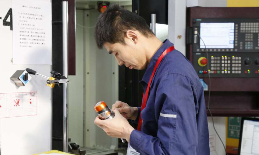 本屆競賽設數控車工、數控機床裝調維修工、維修電工3個競賽工種，分培訓、預選賽和決賽3個階段開展，決賽包括理論考試、實際操作競賽、檢測及專家評審等環節。經過層層選拔，來自航天科技所屬24家單位的64名選手進入決賽。圖為航天科技第十屆職業技能競賽決賽現場。