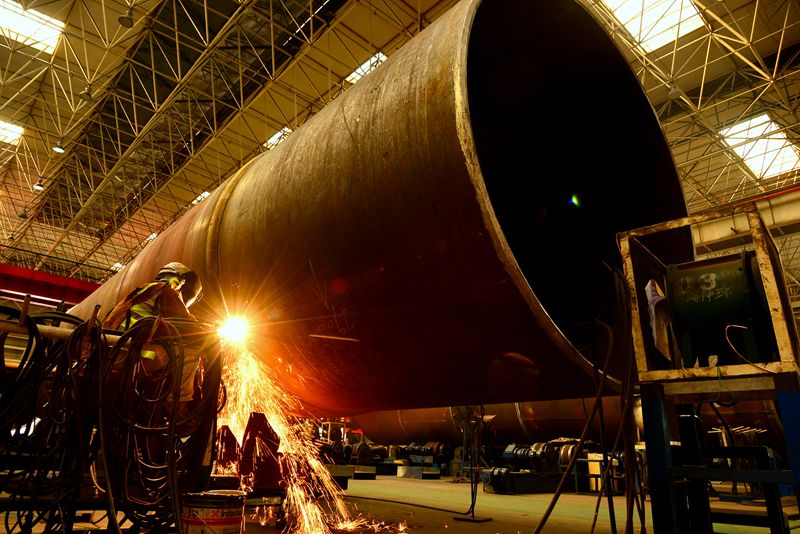 與此同時，海油工程青島場地導管架預制現場異常繁忙。海油工程正努力延續第三季度的良好發展勢頭，盡全力確保實現全年目標。圖為在管段叢林間，施工人員正嚴格按照項目工藝要求為項目焊接完成的管段進行熱處理，以保證鋼樁焊縫的質量。