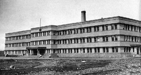 圖為昭和制鋼所本社事務所舊址。1949年7月9日，鞍山鋼鐵公司在這座樓前舉行盛大莊嚴的開工典禮，宣布新中國的第一個大型鋼鐵企業正式開工。（資料照片）