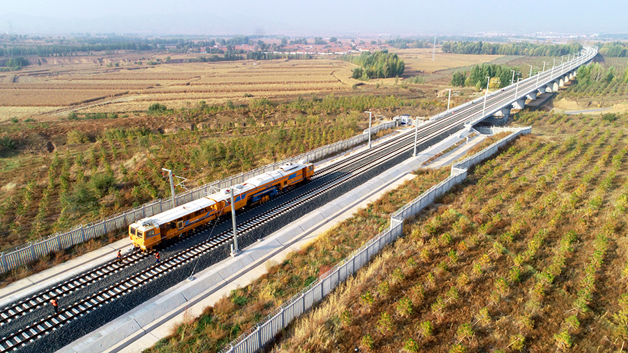 10月12日上午，由中國鐵建所屬中鐵二十局承建的北京2022年冬奧會重點配套交通基建工程——崇禮鐵路全線軌道精搗精調工程完工，為全線聯調聯試奠定了堅實基礎。（曲志忠 攝）