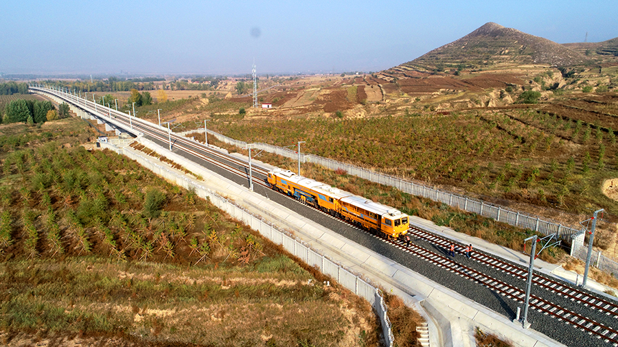 崇禮鐵路是國內首條在大風沙嚴寒天氣下設計時速250公里有砟軌道客運專線，建成后將與京張高鐵正線形成北京至張家口崇禮冬奧賽區最便捷客運通道，屆時從北京乘高鐵到張家口崇禮賽區看冬奧盛會僅需1小時。（曲志忠 攝）