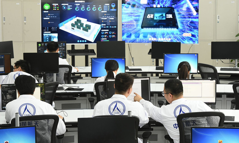 近日，航天科技一院12所建立了以平臺架構和貨架產品為共享基礎的研發模式，同時依托基礎軟件研發創新實驗室建設，為軟件產品研制提供獨立、穩定、專業的軟件產品開發及調試驗證環境。目前，已有多型自主可控核心軟件產品誕生于該所基礎軟件研發創新實驗室，為我國運載火箭軟件產品研制提供支撐，實現軟件產品研發“準確、快速、低成本、高質量”。圖為航天科技一院12所基礎軟件研發創新實驗室。