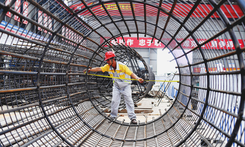 在建中的山海高速全長約56公里，起點是五指山市通什鎮，終點是三亞市海棠區，目前土建標段已完成投資額的51%。山海高速將改善海南貧困山區的交通狀況，打通、融合海南中部山區和三亞的旅游資源，形成“大三亞”旅游經濟圈，助力海南五指山貧困地區的鄉村振興。圖為10月13日，中國鐵建十九局山海高速項目部的技術人員在三亞海棠灣施工現場檢查鋼材焊接質量。（新華社記者 趙穎全 攝）