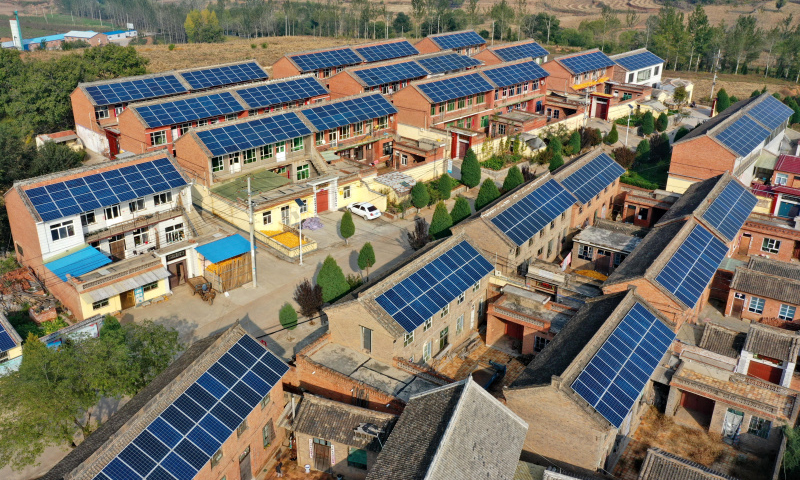 近年來，山西省晉城市積極探索光伏扶貧模式，推進鄉村家庭屋頂光伏惠民工程。晉城市政府與國網山西晉城供電公司共同為211個村建設了屋頂光伏電站，當地采用“全電上網”模式，將村民屋頂光伏所發的清潔電能全部并入地方電網，發電上網獲得的收益幫助很多貧困群眾摘下了“窮帽子”。圖為10月13日無人機拍攝的山西省晉城市陵川縣西河底鎮鋪上村的屋頂光伏電站。（新華社記者 曹陽 攝）