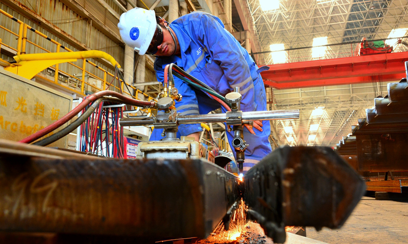 10月4日，中國海油所屬海油工程建造事業部青島場地異常繁忙，在蓬萊WHPK組塊主吊點預制攻堅作業現場，伴隨飛舞的焊花，施工人員正在緊張地進行焊接工作。據介紹，國慶期間海油工程建造事業部青島場地共有3600多人堅守崗位，酣戰于各生產建造項目現場。圖為陵水FPSO（浮式生產儲卸油裝置）項目上部模塊建造預制現場，施工人員正在進行板材下料切割工作。