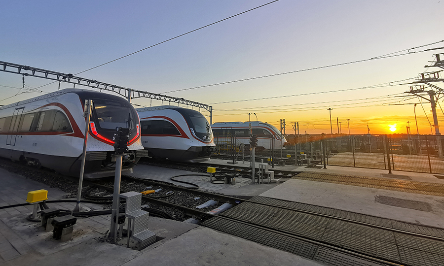 北京大興國際機場線為連接北京市中心城和大興國際機場的快速軌道交通專線，是全國第一個時速160公里的地鐵軌道線，全長41.36公里，設草橋、大興新城、大興機場北航站樓3座車站，全程最快僅需19分鐘。圖為蓄勢待發的“白鯨”號列車。（范成濤 攝）