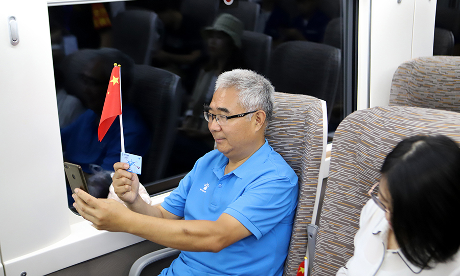 在草橋站施工中，中國鐵建建設者他們攻克了一道道難關，創下多項紀錄及亮點：完成了外徑為8.8米的第一個北京地鐵大尺寸盾構施工；第一個按高鐵標準在地鐵鋪設無砟軌道板道床和軌道；第一次面對無人駕駛和列車自動喚醒、檢測、休眠等通信信號安裝要求，研發出重達22噸的國內尺寸最大的區間隔斷門。圖為乘客紛紛用鏡頭記錄精彩時刻。（范成濤 攝）