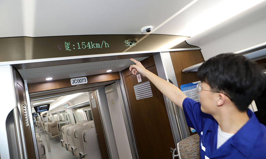 “在有效施工期極短的情況下，能做到與機場同步開通，施工單位和業主共同創造了奇跡”。北京市軌道交通建設管理公司負責人如此評價。圖為車廂內電子屏上實時顯示速度。（范成濤 攝）