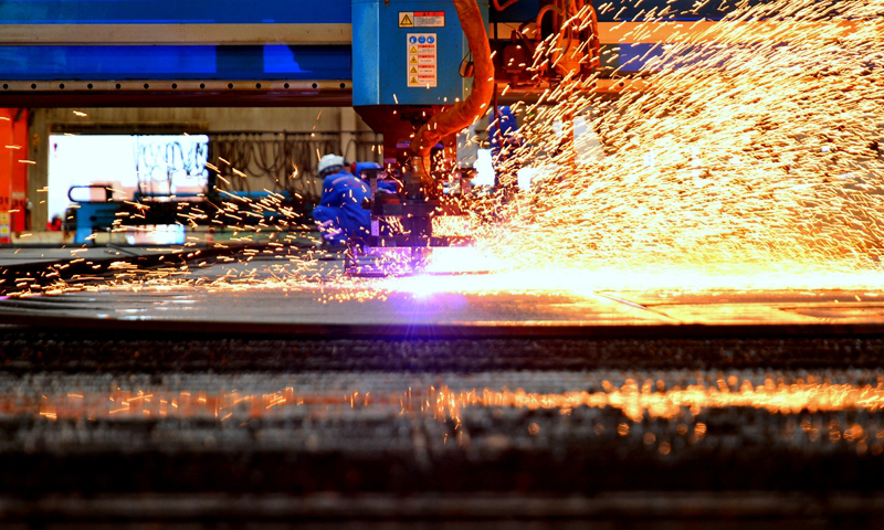 近日，中國海油所屬海洋石油工程股份有限公司建造事業部青島場地生產全面“換擋提速”，各項目的生產建造工作正按計劃全力推進。圖為企鵝項目大型不銹鋼工藝管道預制現場，一名焊工正在緊張地進行焊接作業。