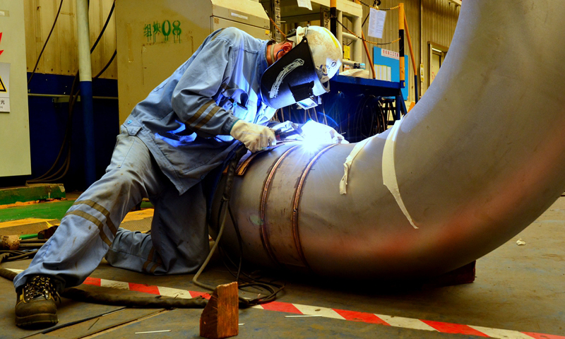 正值秋季生產高峰，海油工程建造事業部各生產建造場地共有10多個國內外大中型項目同時建造。圖為陵水項目板材下料作業區，施工作業人員正使用等離子進行板材下料切割工作。