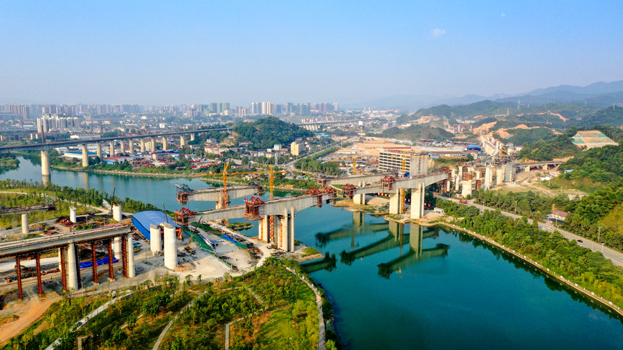 圖為施工中的舞水灣特大橋與自然融合成一道亮麗風景線。