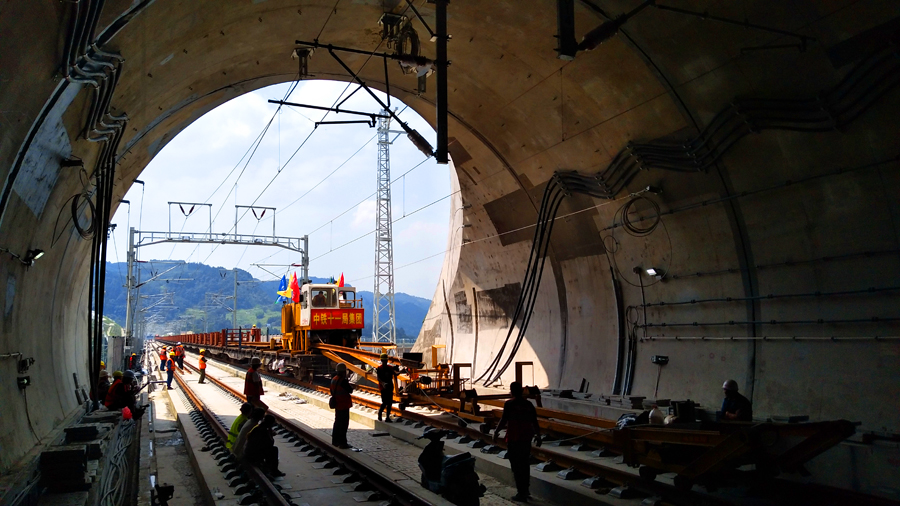 成貴高鐵是我國“八縱八橫”高速鐵路網的重要組成部分，全長約632公里，設計時速250公里。成貴高鐵宜賓至貴陽段全長約256公里，全線橋隧比高達81.5％，地質條件極為復雜。自去年10月10日鋪軌至今，中鐵十一局共安全優質完成了正線256公里和20.58公里站線軌道鋪設任務，完成了11組高速無砟道岔、13組有砟道岔的鋪設。圖為長軌鋪設現場。