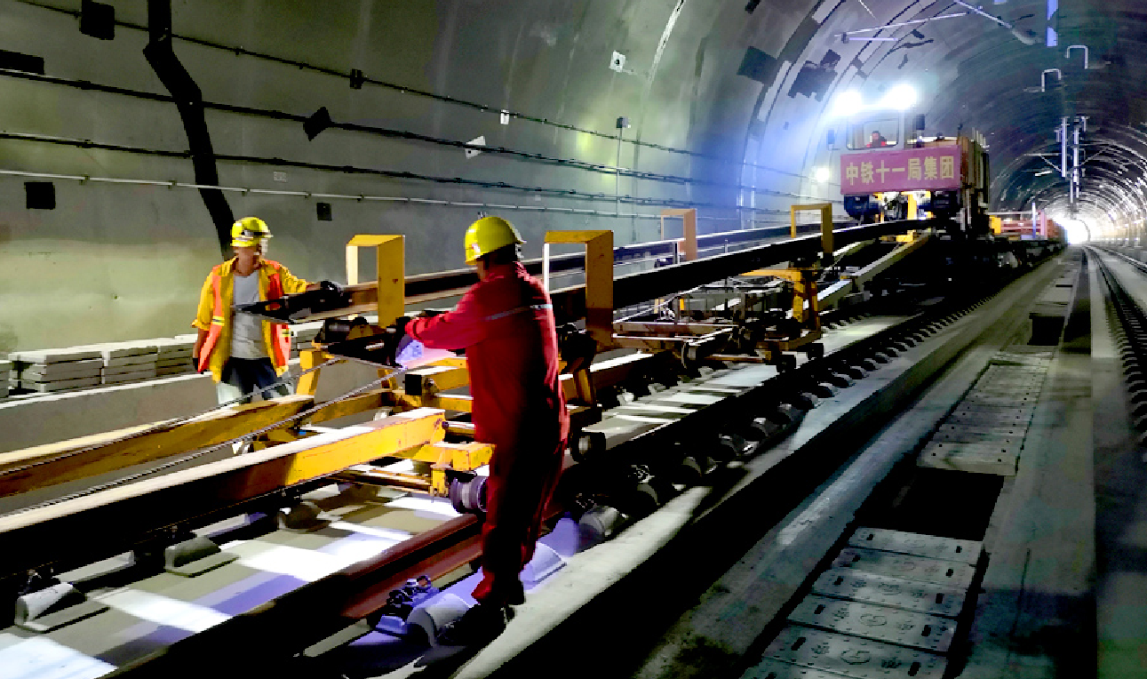 項目部在施工中采用國內先進的WZ500型鋪軌機組，針對長大坡道鋪軌的實際情況，對鋪軌機組進行了技術改造，加裝了行車電阻制動裝備和長軌推送制動裝置，在保證機車動力的同時，確保實現了雙層防溜。圖為成貴高鐵云貴段30‰長大坡道地段鋪軌。