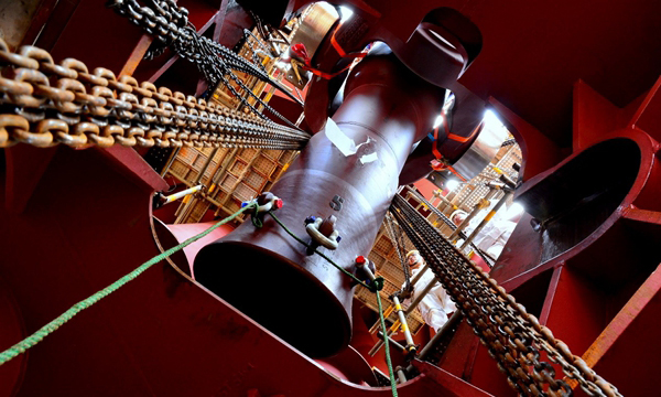 在安裝過程中，施工人員克服高空作業難度大、空間狹小、就位難度高等困難，項目組不斷優化工藝，保障了此次安裝攻堅作業的安全、順利開展。圖為安裝現場。