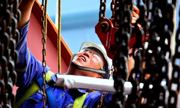 據介紹，流花16-2 FPSO單點項目包括下塔體、管匯平臺、塔架，共有三個單體，其錨鏈盤止鏈器藏身于下塔體內部。圖為施工人員通過大型倒鏈進行“空中接力”。