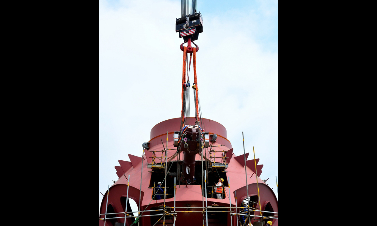 流花油田是我國首個海上自營整裝深水油田。8月26日，在流花16-2FPSO（浮式生產儲卸油裝置）安裝作業現場，施工人員順利完成9個大型錨鏈盤止鏈器安裝作業。圖為大型錨鏈盤止鏈器“空中接力”攻堅作業現場。