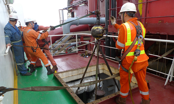 此前，流花油田作業區“南海勝利”FPSO順利完成主泵房二號貨油泵轉子吊裝作業，保障了設備安全，為貨油泵轉子回裝贏得了時間。圖為甲板人員將貨油泵轉子吊運到主泵房。