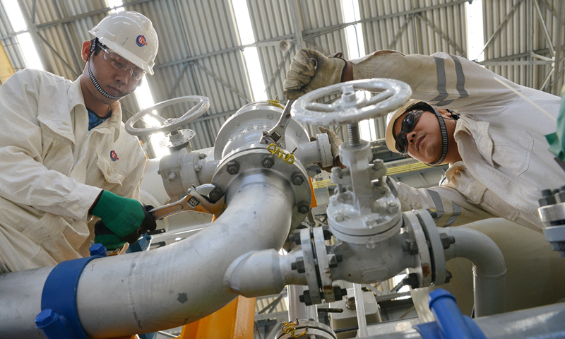 今年以來，海油工程特種設備分公司已交付100余臺套橇裝設備。按照施工計劃，今年國慶節前，該公司還將交付100余臺套橇裝設備。面對下一輪生產高峰，橇裝產品車間部門經理表示，員工們將以高昂的士氣全力迎戰，助力渤海和南海油田增儲上產工作扎實推進。圖為施工人員進行設備交付前的系統恢復工作。