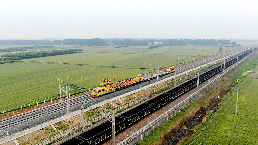 中國鐵建電氣化局負責該鐵路735公里的“四電”施工任務。在接觸網施工中，項目組采用銀銅合金接觸線，導電性能更加優良，極大地提高了機車牽引能力。同時，他們建設的智能牽引變電所，有效解決了機車牽引功率大而造成的牽引變電所回流電流過大問題。