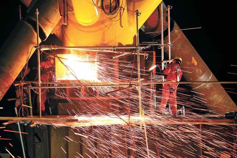 8月20日晚，中國海油文昌13-2油田綜合調整開發工程項目海上吊裝工作全部順利完成。圖為組塊切割固定。