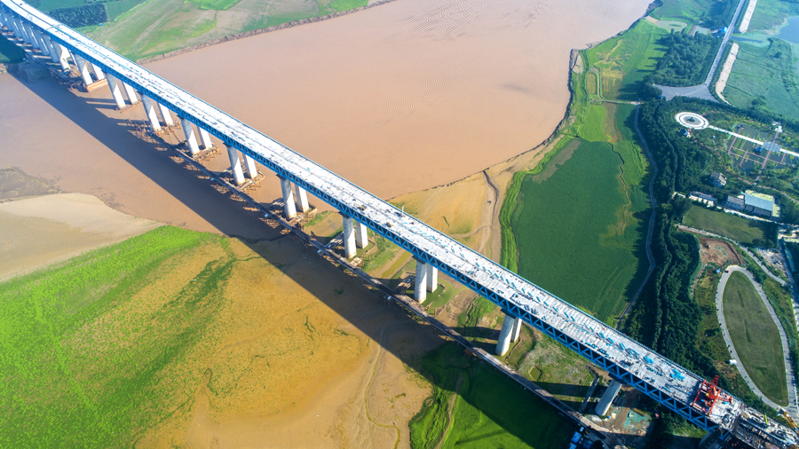 此次公路連續梁歷經16個小時連續施工，一次性澆筑混凝土達930立方米。圖為正在建設中的蒙華鐵路三門峽黃河公鐵兩用大橋。