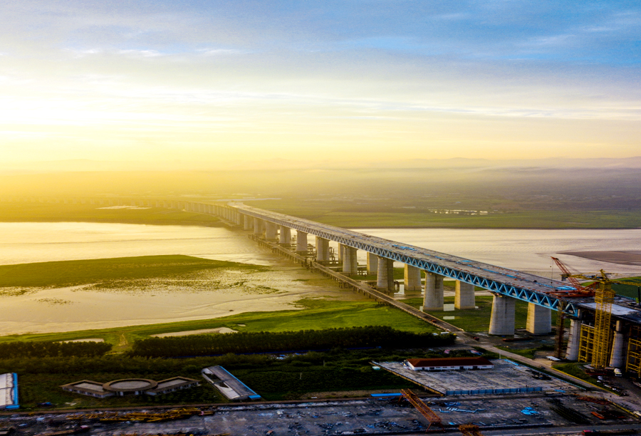 三門峽黃河公鐵兩用大橋南引橋公路連續梁全長296.154米，分為左右兩幅，共四聯。其中公路梁鋼筋總重量1283.2噸，混凝土澆筑總方量6259.6立方米。圖為正在建設中的蒙華鐵路三門峽黃河公鐵兩用大橋。