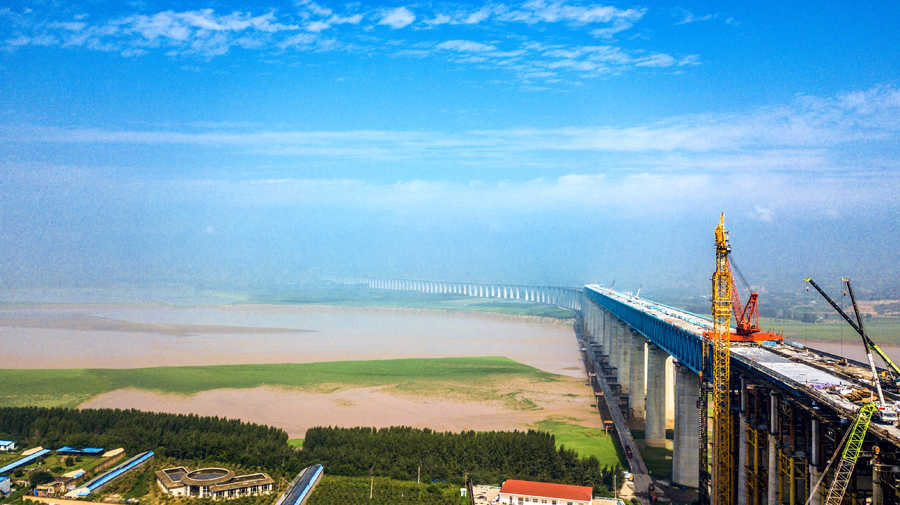 為保證架梁施工順利進行，項目團隊研究出大跨度高墩組合體系澆梁支架設計與施工技術，攻克了高位支架安拆以及上層公路梁施工過程中過大偏載對鐵路橋梁安全受力影響等技術難題，形成了復雜結構梁柱式超高現澆支架施工關鍵技術。圖為正在建設中的蒙華鐵路三門峽黃河公鐵兩用大橋。