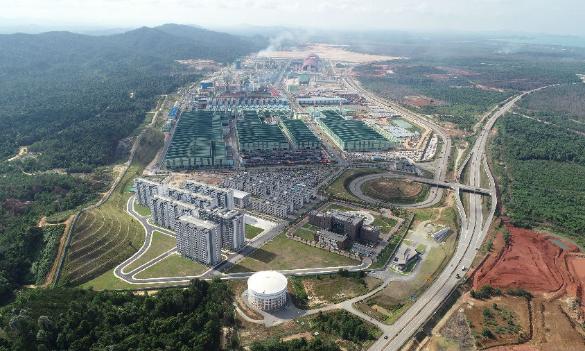 近日，馬中關丹產業園年產350萬噸聯合鋼鐵項目全面竣工投產。聯合鋼鐵項目由廣西北部灣國際港務集團和廣西盛隆冶金有限公司共同出資建設，由中國冶金科工集團總體設計，項目占地面積4300畝，總投資超100億元人民幣。圖為馬中關丹產業園年產350萬噸聯合鋼鐵項目全景。