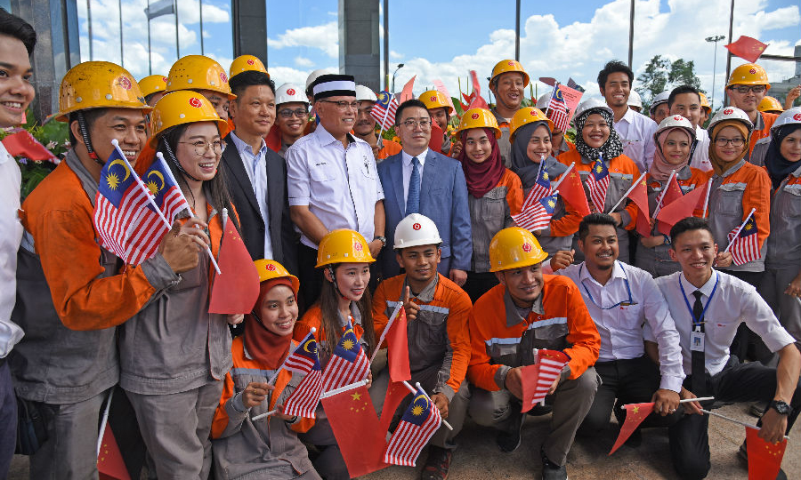 聯合鋼鐵項目尊重當地文化習俗和宗教信仰，充分保障本地員工的工作、生活及宗教活動需求；組織馬來西亞籍員工到中國進行技能培訓，不斷加強馬來西亞產業技術人才的培養與儲備，讓當地老百姓真正從企業的發展中受益。圖為馬來西亞彭亨州州務大臣同中馬兩國員工共同慶祝項目投產。