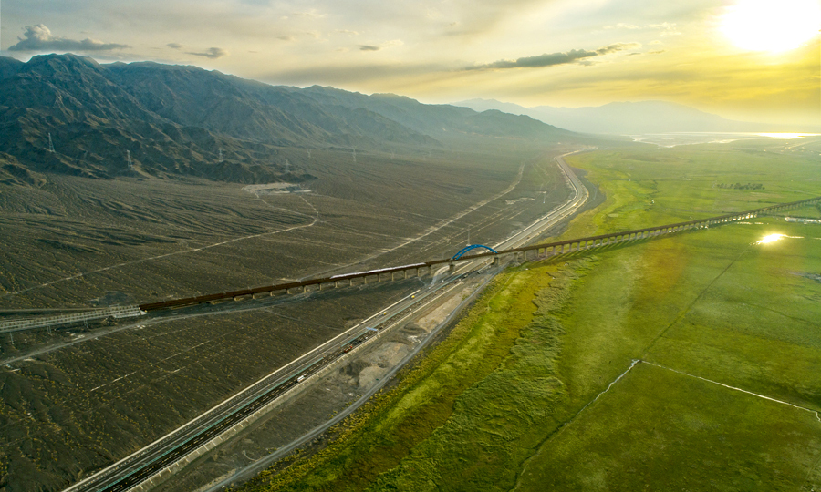 近日，由中國鐵建所屬中鐵十四局、中鐵二十三局等單位建設的絲綢之路經濟帶交通建設重點工程——連霍高速公路改擴建工程小草湖至烏魯木齊段上行線正式通車。圖為通車后的連霍高速公路小烏段。