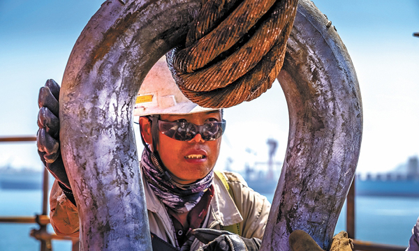 七月末青島的天氣，就像小孩子的臉，說變就變。剛剛還火傘高張，眨眼就雨下如注，30多攝氏度的“高溫暴擊”不見“退燒”，原本就高濕的海邊城市，也因為不斷“加水”猶如蒸鍋。人在戶外，兩三分鐘便汗濕衣衫。正在青島場地施工的建設者們更是飽受“洗禮”。圖為7月27日，在中國海油海油工程青島建造場地，員工們正在緊張進行設備管匯平臺的預制和組對工作。