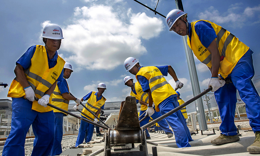 近日，隨著一對500米長鋼軌鋪到安徽省阜陽西站接軌點，由中國鐵建所屬中鐵十一、十八局等單位建設的我國華東地區第二條快速客運通道——商合杭高鐵合肥至商丘段鋪軌完成，向11月30日具備開通運營條件的目標邁出了重要一步。圖為作業人員正在鋪設最后一對500米長軌。（彭特 攝）