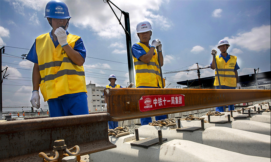 商合杭高鐵是我國高速鐵路網“八縱八橫”路網規劃和北京至香港九龍高鐵的重要組成部分，全長約794.55公里，設計時速350公里，預計2020年全線開通運營。據介紹，商合杭高鐵全線采用500米長鋼軌鋪設，按一次性鋪設、跨區間無縫線路設計，通過閃光焊接鎖定成一根超長無縫線路，高鐵軌道的精度堪比發絲，實現“如絲般順滑”，保證高速列車的行駛更加安全，旅客乘坐更加舒適。圖為最后一對500米長軌到達接軌點。（彭特 攝）