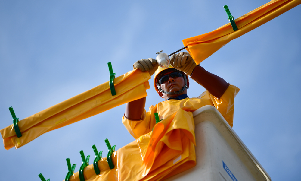 圖為7月30日，在河南省新安縣正村鎮上坡村，尤寧進行帶電作業。（新華社記者 馮大鵬 攝）　