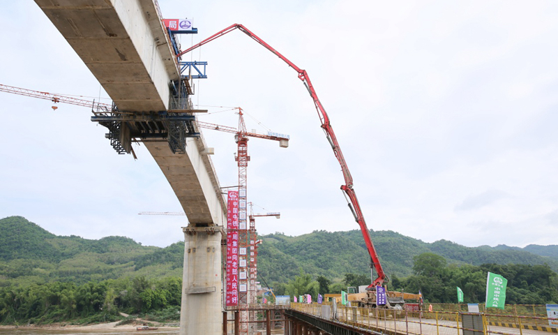 圖為7月28日拍攝的合龍后的中老鐵路老撾瑯勃拉邦湄公河特大橋。新華社發（熊天澤 攝）
