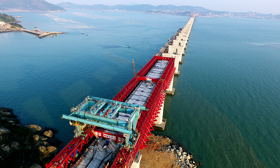 近日，由中國鐵建大橋局參建的福（州）平（潭）鐵路平潭海峽公鐵兩用大橋平潭段公路鐵路實現全部貫通，為后續架梁鋪軌創造了條件。圖為國內首座臺風區雙孔連做造橋機作業。