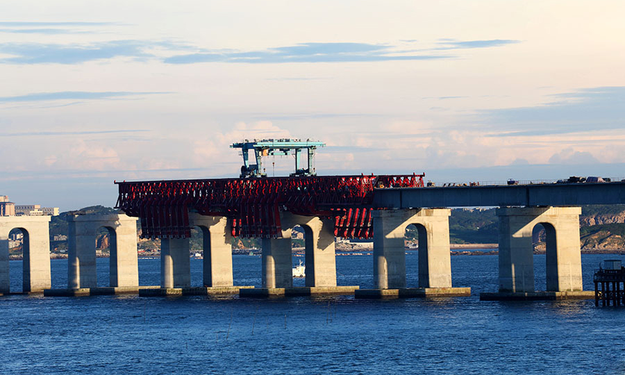 針對大橋施工區域特殊的自然環境，項目組做了加強施工船舶、起重吊裝、高空海上作業等安全作業管理，確保無安全事故發生。圖為國內首創臺風區雙孔連做造橋機作業。