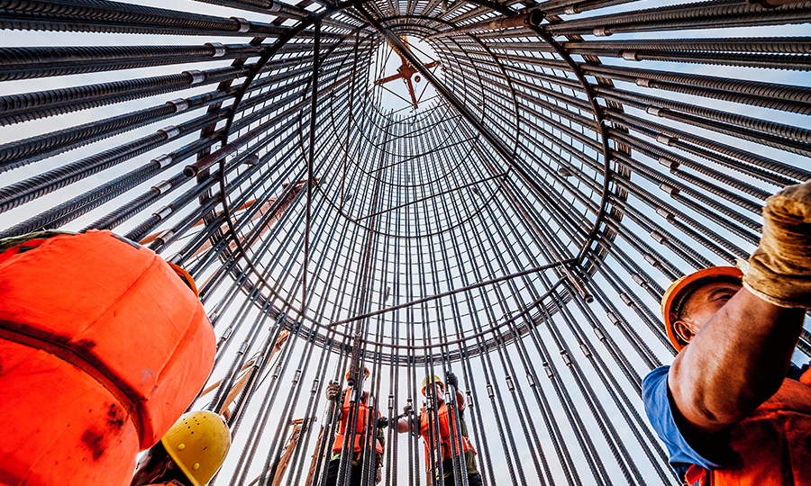 圖為大直徑鋼筋籠吊放作業。