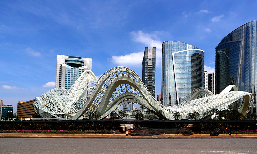 鐵四院設計的國內首例地下五線交匯市政綜合體——光谷綜合體，集軌道交通、市政、公共空間于一體。光谷綜合體按照“七彩空間、光谷童話”主題設計，巨大的地鐵站廳將劃分為6個扇形，每個區域的地磚、墻面各呈現一種顏色，分別對應地面的6個出口，大廳中間單獨成一色。市民走在地鐵站廳內，就像走進了一個七彩空間。圖為建設中的光谷綜合體。