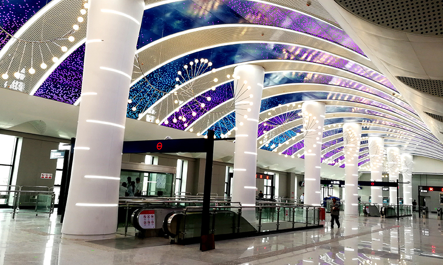 鐵四院設計的武漢地鐵8號線三期工程，在運動員村地塊設置軍運村站，該站點以“軍運新輝”為主題，空間形態采用拱形橋接，形如和平之橋，寓意各國友人共享友誼、同筑和平。此外，軍運村站還配有自動圖書借閱系統、母嬰候車室、女性候車區等多項人性化措施。圖為建設中的軍運會站。