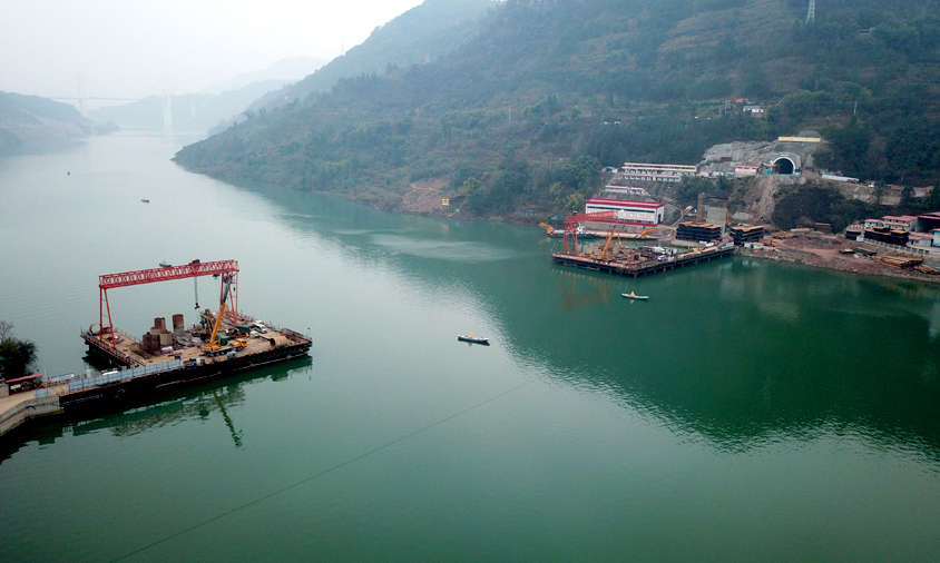 彭溪河多線特大橋是鄭萬高鐵重慶段的關鍵控制性工程，施工工藝復雜、技術難度大、安全風險高。此次2300多方大體積主墩承臺混凝土順利澆筑完成，標志著大橋深水基礎施工各項難題均取得了突破。大橋預計在2020年上半年合龍。圖為鄭萬高鐵彭溪河多線特大橋航拍。（劉興敏 攝）