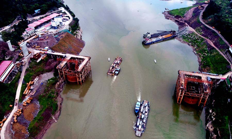 據悉，鄭萬高鐵重慶段全長184公里，是我國“八縱八橫”高鐵網絡的重要組成部分，也是我國第一條橋隧比超過90%的復雜險峻山區高速鐵路。建成通車后，從重慶坐火車到北京，可直接走渝萬高鐵、鄭萬高鐵，全程將由目前的12小時縮至6小時左右。圖為鄭萬高鐵彭溪河多線特大橋施工現場航拍。（劉興敏 攝）