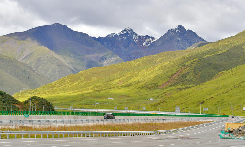 圖為7月16日拍攝的拉林公路沿線景色。（新華社記者 張汝鋒 攝）